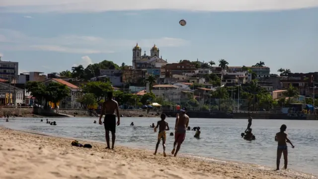 Pessoasbet com depósito de 1 realpraiabet com depósito de 1 realSalvador jogando altinha, com igreja e casas ao fundo