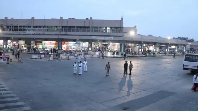 విజయవాడలో బోసిపోయిన బస్టాండు