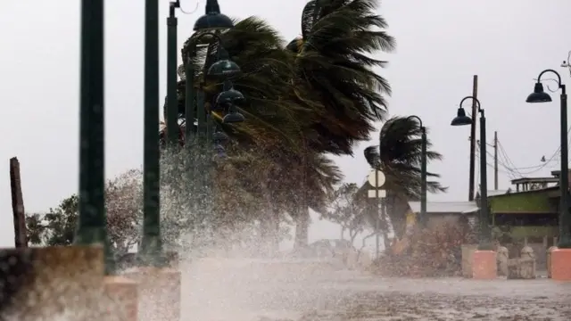 Dabaylo ayaa garaacaya magaalooyinka xeebaha ku yaalla sida Fajardo, iyadoo duufaanta Maria ay ku sii jeeddo Puerto Rico
