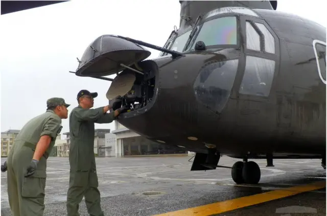 2020年10月8日,台湾陆军机械师在台湾一个未公开的军事基地维修一架军用飞机