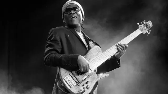 Le bassiste et chanteur camerounais Richard Bona en concert.