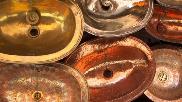 摩洛哥索维拉市集内出售的手工铜质洗手盘