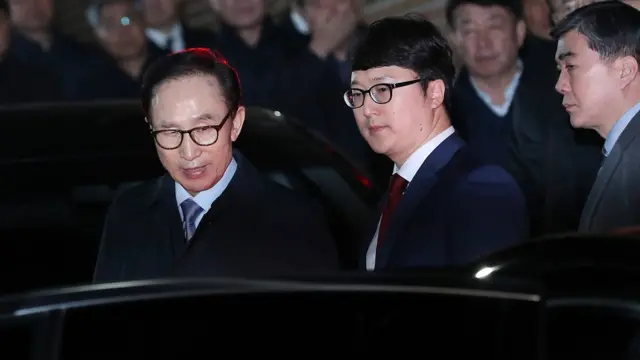 이명박 전 대통령이 구속영장이 발부된 후 23일 새벽 구치소로 향하는 호송차에 탑승하고 있다