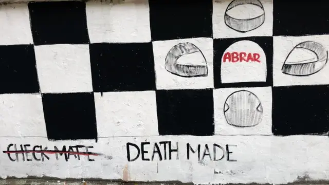 গ্রাফিতিতে দেয়ালের একেবারে শেষদিকে এই ছবিটি