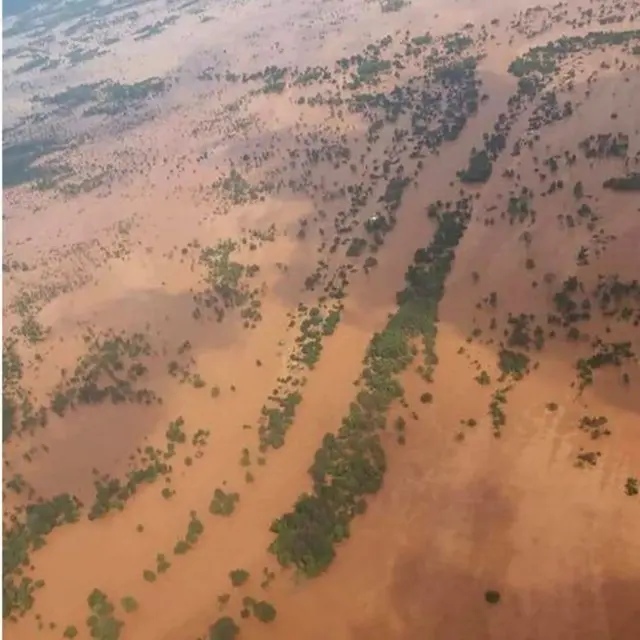 ภาพมุมสูงแสดงให้เห็นสภาพหลังเขื่อนแตก