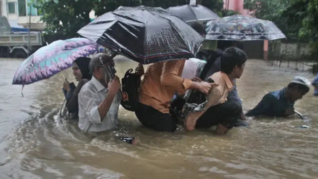 জলাবদ্ধতার কারণে নগরবাসীদের ভোগান্তি