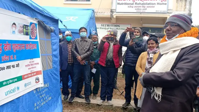 सप्तरीको राजविराज नगरपालिकास्थित गजेन्द्रनारायण सिंह अस्पतालमा कोभिडविरुद्धको खोप अभियान शुभारम्भ गर्दै प्रदेशका सामाजिक विकासमन्त्री नवलकिशोर साह