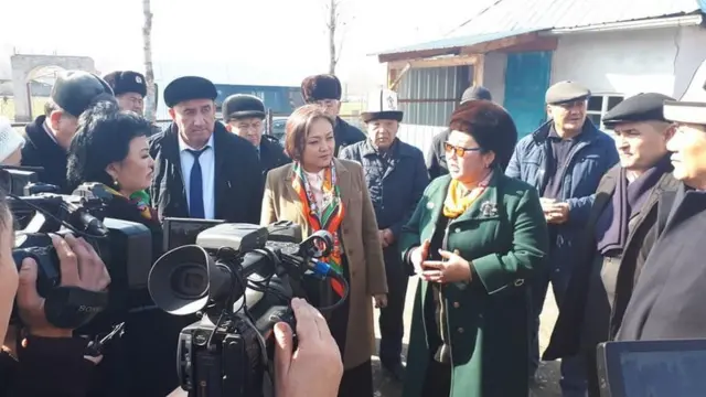 мектеп биректору Камбардмнова жана депутат Касымалиева