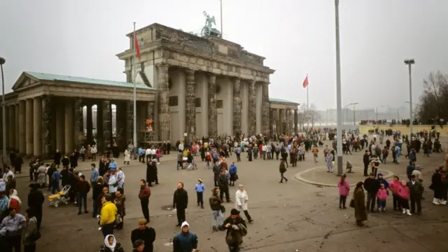 جشن در برلین بعد از فروپاشی شوروی