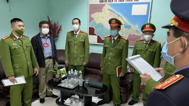 Ông Hoàng Văn Đức (người mặc áo khoác đen), Giám đốc CDC Thừa Thiên Huế bị bắt tạm giam vào ngày 19/02