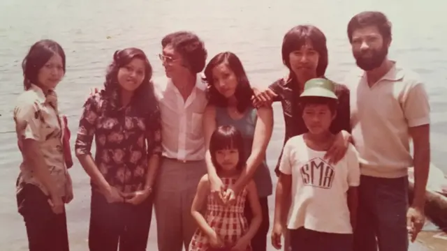 Alex Kusnadi (thứ ba từ trái sang) cùng bạn gái và gia đinh cô
