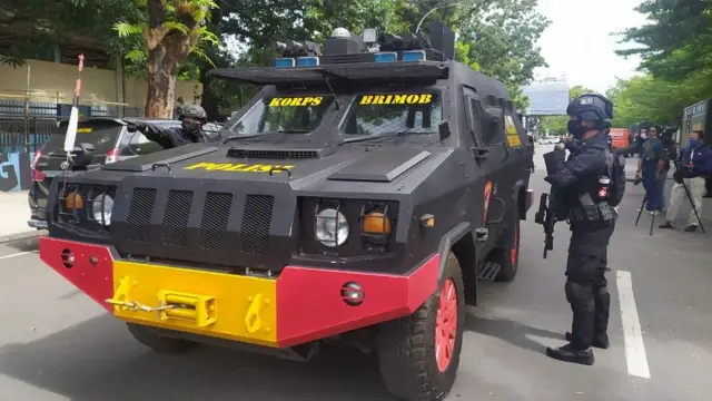 Jalan di seputar Gereja Katedral ditutup.