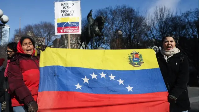 أنصار مادورو يعلنون دعمهم له باعتباره الرئيس الذي اختاره الشعب