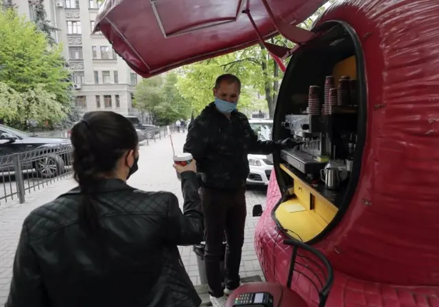 Чи не зарано Україна пом'якшує карантин?