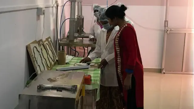 પૅડ બનાવતી મહિલાઓ