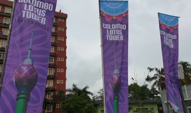 විවෘත කිරීමේ උළෙල වෙනුවෙන් සැරසිලි