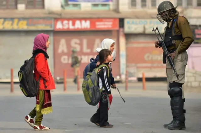 ఓ సైనికుడి ఎదుట కశ్మీరీ చిన్నారులు