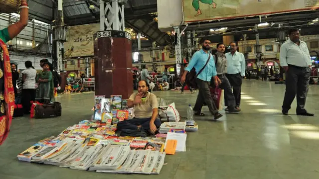 হকাররা বলছেন লোকজন পত্রিকা কিনতে চাইছেন না।