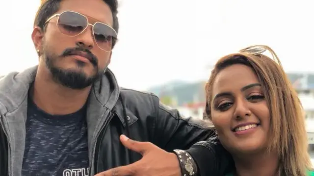 சக நிகழ்ச்சித் தொகுப்பாளர் ஹேமாவுடன் முகேன்