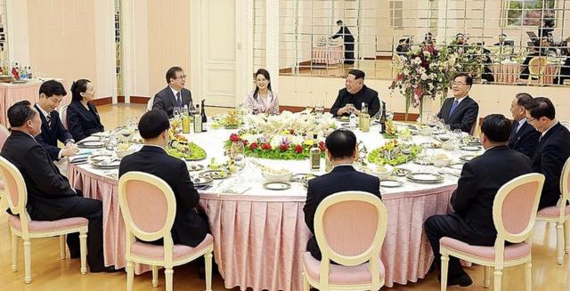 South Korean officials have dinner with Kim Jong-un, his wife Ri Sol-ju (5L) and sister Kim Yong-sol (3L)