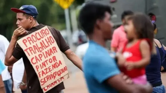 Homem pedindo emprego
