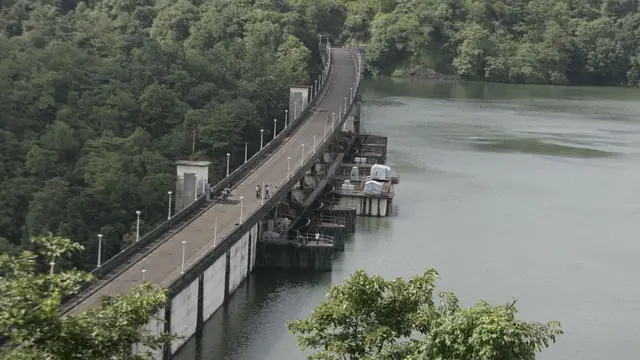 காட்டுக்கு நடுவே ஒரு அணை.