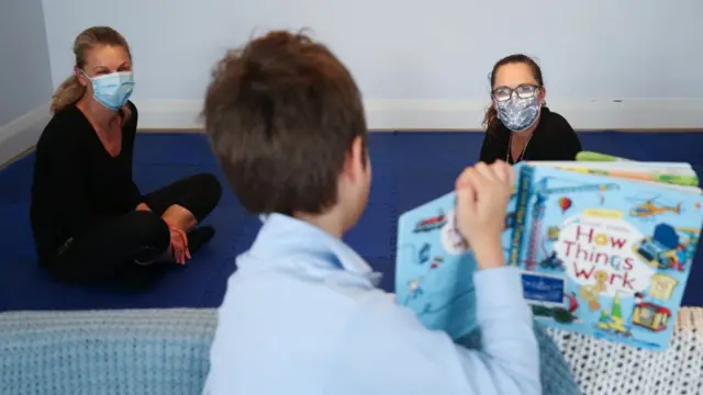 ام وطفلها فى الإغلاق