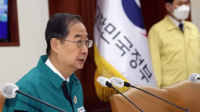 한덕수 국무총리가 코로나19 중대본회의에서 모두 발언을 하고 있다
