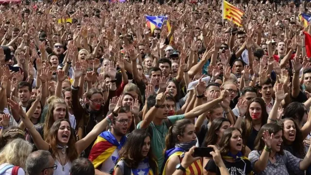 نظمت مظاهرات ضخمة بعد تنظيم الاستفاء في كتالونيا الأحد