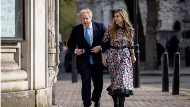 ৫৬ বছর বয়স্ক বরিস জনসনের সাথে ৩৩ বছরের মিস সিমন্ডসের প্রেমের খবর গণমাধ্যমে প্রথম আসে ২০১৯ সালে।