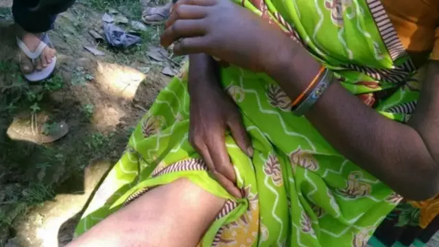 உடல் காயங்களைக் காட்டும் கிராமப் பெண்