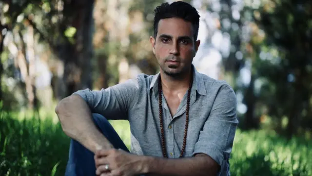 Wade Robson posa para fotodraftkings lineup betárea arborizada