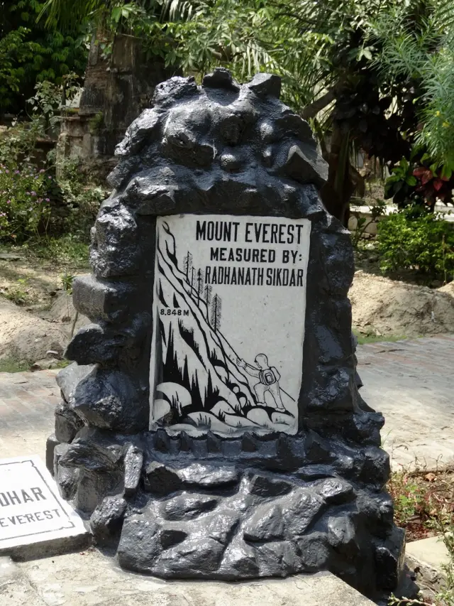 सिकदर की कब्र पर पत्थर