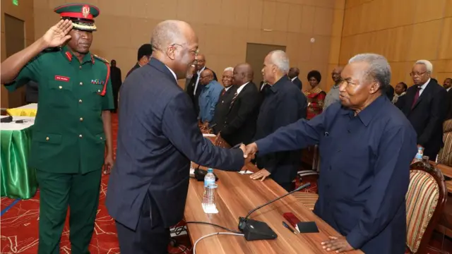 Dkt Magufuli akisalimiana na Waziri Mkuu Mstaafu Cleopa David Msuya