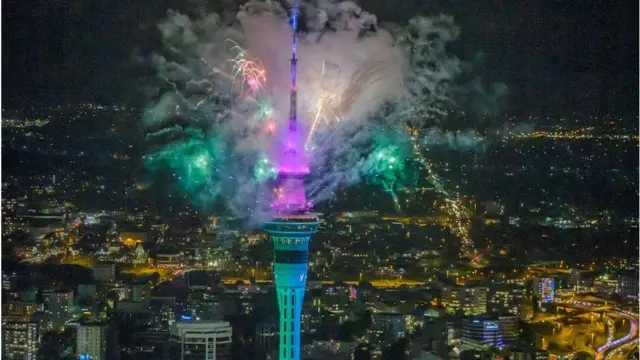 ઑકલૅન્ડના સ્કાય ટાવરમાં શાનદાર આતીશબાજી થઈ.