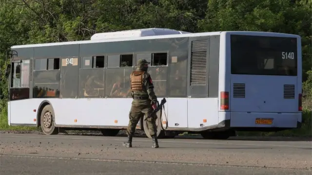 আত্মসমর্পণ করা সৈন্যদের বহনকারী বাসগুলো রাশিয়া নিয়ন্ত্রিত এলাকার দিকে যেতে দেখা গেছে।