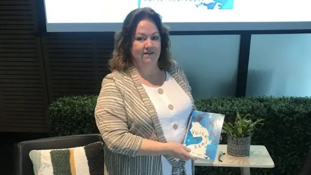 મૅરી પુસ્તક સાથે