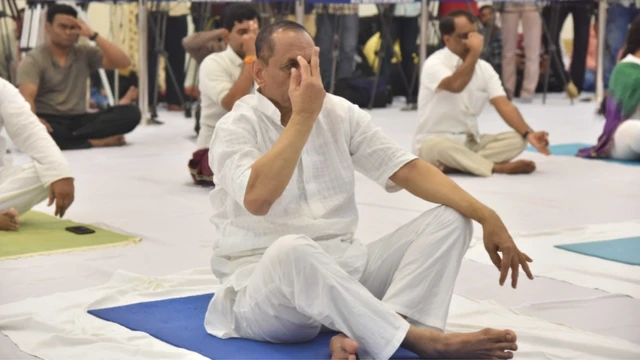 యోగా చేస్తున్న గవర్నర్ నరసింహన్