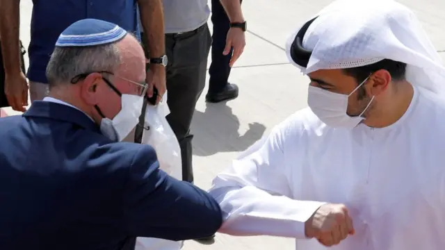 Israeli National Security Adviser Meir Ben-Shabbat elbow bumps with an Emirati official at Abu Dhabi airport in the United Arab Emirates (1 September 2020)