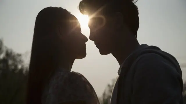 સરોગેટ તરીકે કામ કરતાં સેરેફિનાને બોયફ્રેન્ડ્ઝ પણ છે અને સેરેફિનાના જે કામ કરે છે એ તેના બોયફ્રેન્ડ્ઝને સ્વીકાર્ય છે.