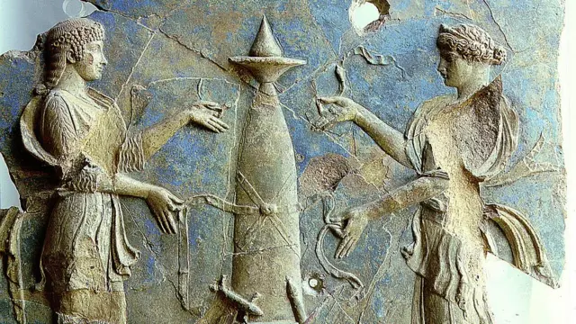 جدارية من معبد للإله الإغريقي أبولو في إيطاليا، ويظهر فيها مع شقيقته التوأم أرتيميس.