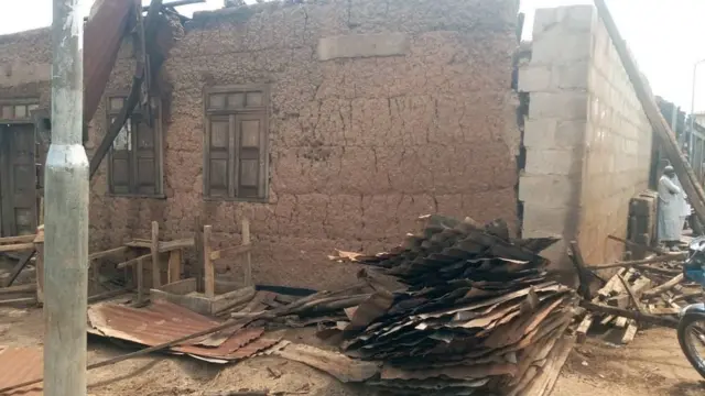 Aworan ile ti ojo gbe orule rẹ lọ