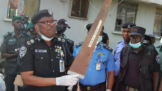 Kwamishinan 'yan sandan jihar kano CP Ahmed Ilyasu yana nuna daya daga cikin irin makaman da 'yan sanda suka kwace a hannun 'yan daba a Kano