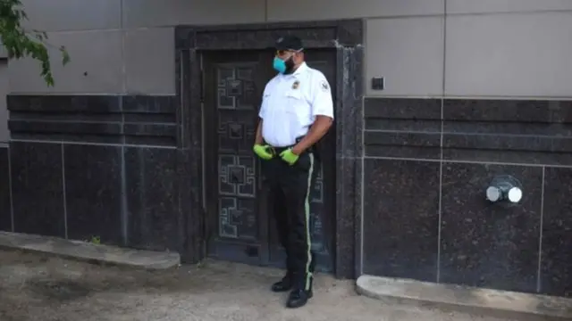 ह्यूस्टन में चीन के वाणिज्य दूतावास के बाहर खड़ा एक सुरक्षाकर्मी