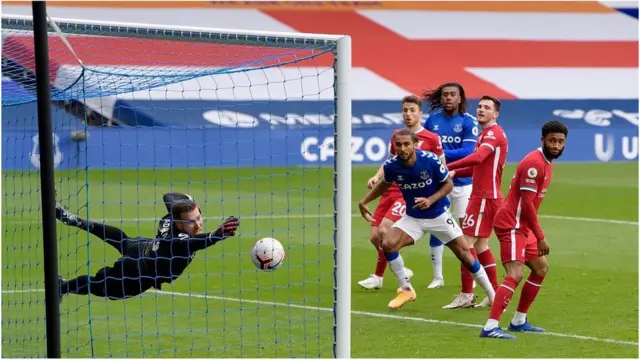 awọn agbabọọlu Everton ati Liverpool