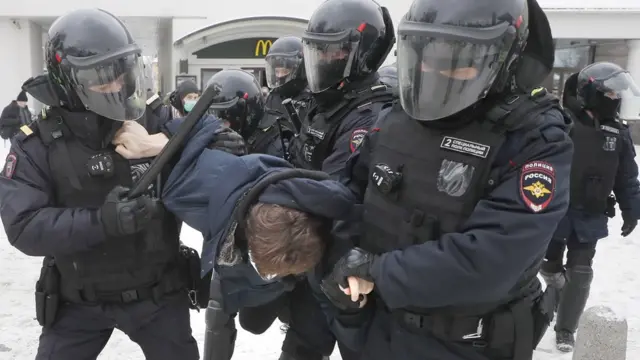 پلیس روسیه در حال بازداشت تظاهرکنندگان