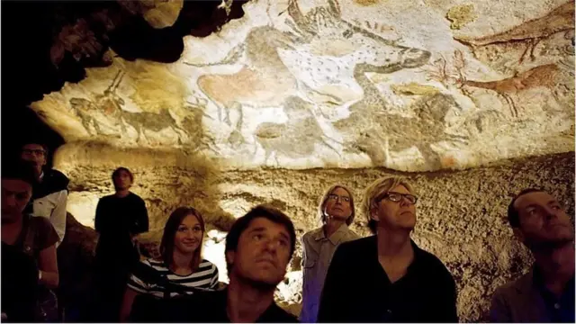 1963માં અસલને લોકો માટે બંધ કરવામાં આવ્યુ ત્યારથી મુલાકાતીઓએ લેસકોક્સ ગુફા પેઇન્ટિંગ્સની આ પ્રતિકૃતિઓને ખુલ્લી મુકી છે.