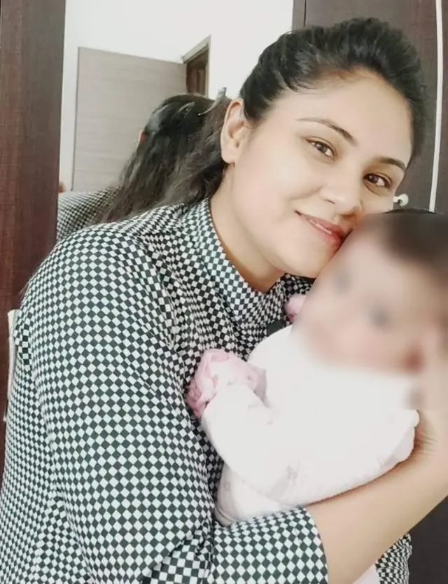 હિના પેથાણી બાળક સાથે