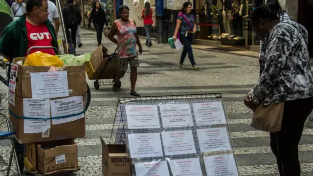 Женщина читает объявления о найме на временную работу