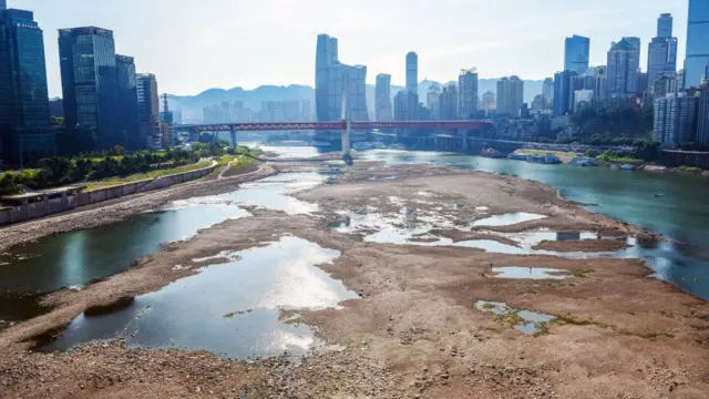 Le lit de la rivière Jialing à la confluence avec le fleuve Yangtze est exposé en raison de la sécheresse, le 18 août 2022 à Chongqing, en Chine. Le niveau d'eau de la rivière Jialing, l'un des affluents de la rivière Yangtze, a baissé en raison des températures élevées et de la sécheresse.